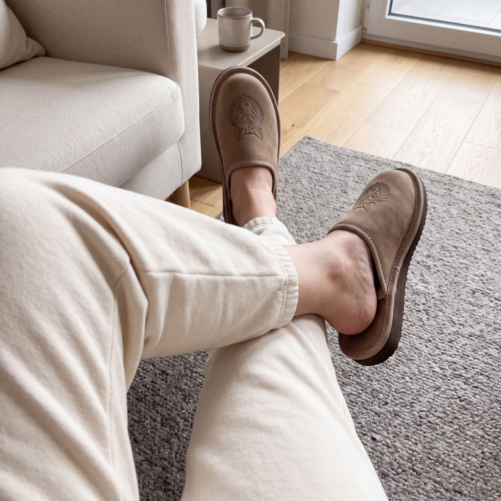 Kapcie Damskie Skórzane WILDLINE Taupe Tłoczony Wilk | PanSzew®